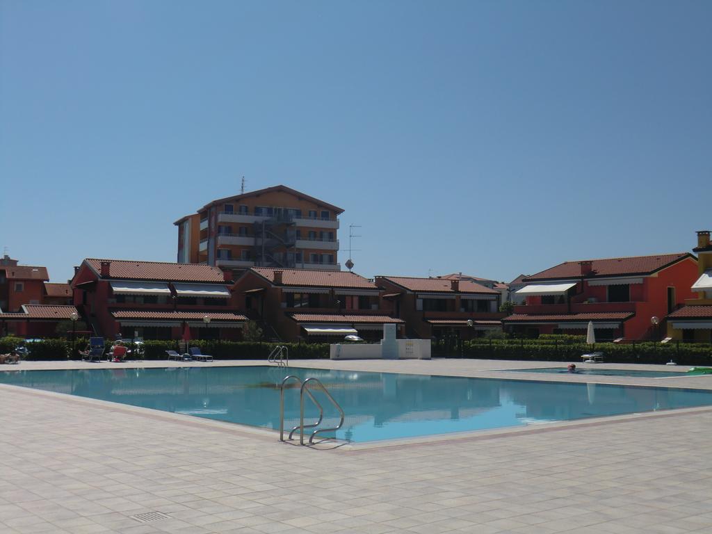 Residence Villaggio Dei Fiori Con Piscina E Posto Spiaggia Incluso Каорле Номер фото