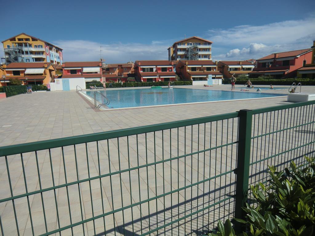 Residence Villaggio Dei Fiori Con Piscina E Posto Spiaggia Incluso Каорле Номер фото