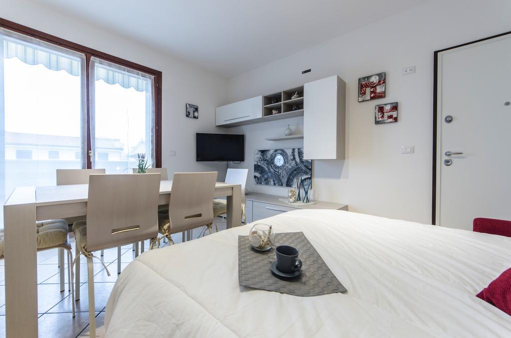 Residence Villaggio Dei Fiori Con Piscina E Posto Spiaggia Incluso Каорле Экстерьер фото