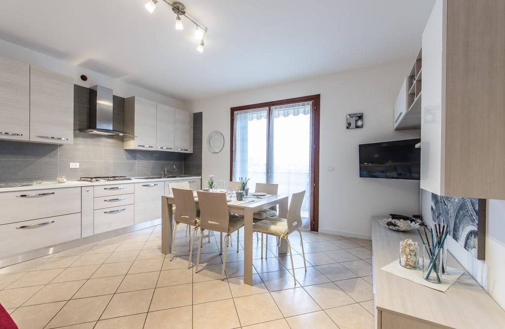 Residence Villaggio Dei Fiori Con Piscina E Posto Spiaggia Incluso Каорле Номер фото
