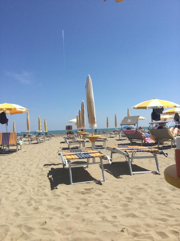 Residence Villaggio Dei Fiori Con Piscina E Posto Spiaggia Incluso Каорле Экстерьер фото